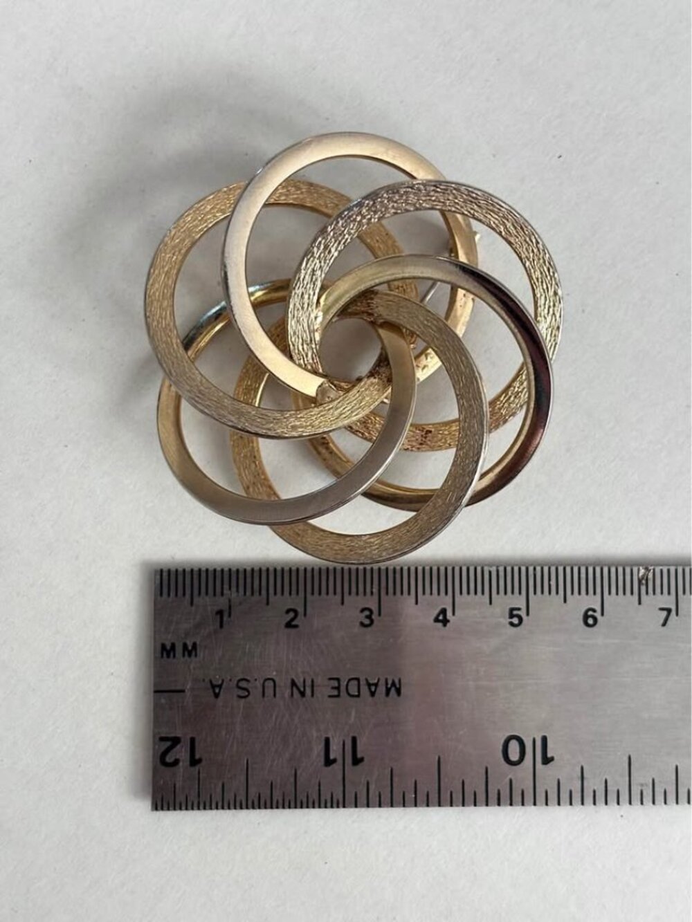 Vintage Gold Metal Interlocking Circle Brooch - Picture 5 of 7